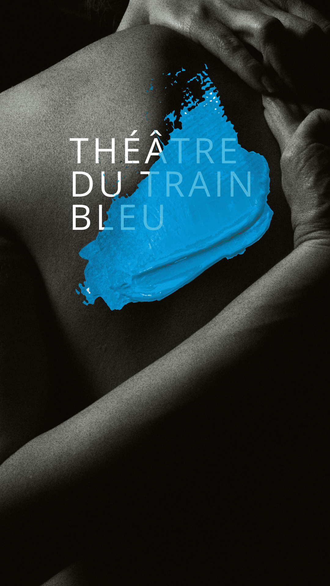 Visuel artistique en noir et blanc avec une touche de peinture bleue, projet d'identité visuelle pour le Théâtre du Train Bleu par Lisa Wagelmans.