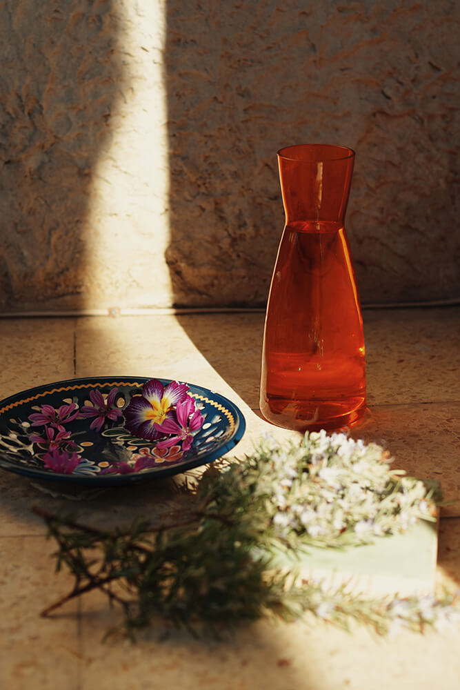 These visuals reflect the essence of our project: poetry, gestures, and a connection to nature. Despite the challenge of finding colorful flowers in February, we brought warmth and vibrancy to our pictures.