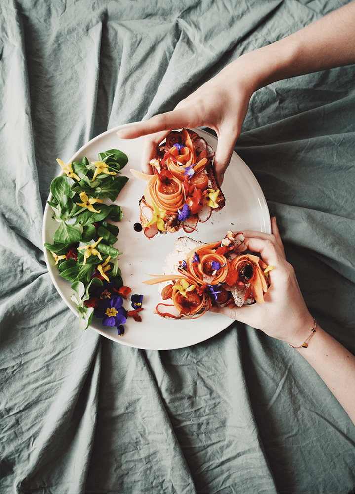 These visuals reflect the essence of our project: poetry, gestures, and a connection to nature. Despite the challenge of finding colorful flowers in February, we brought warmth and vibrancy to our pictures.
